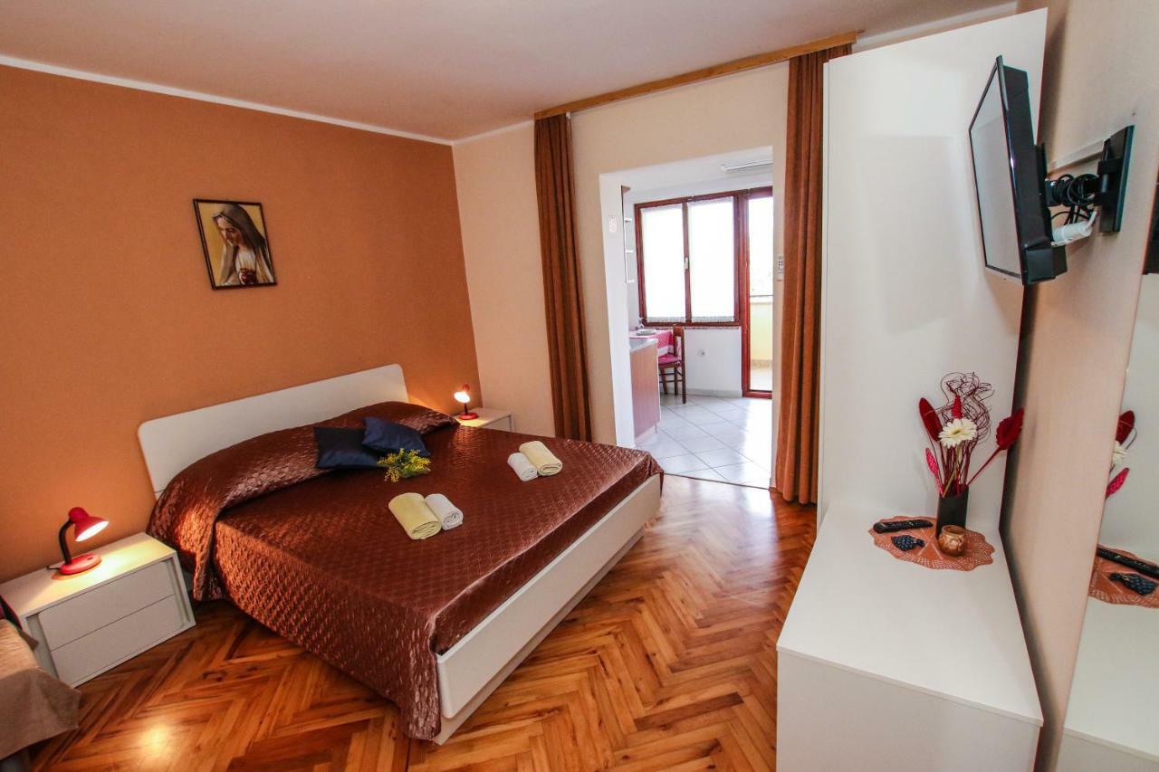 Apartments Ritosa Porec Bagian luar foto