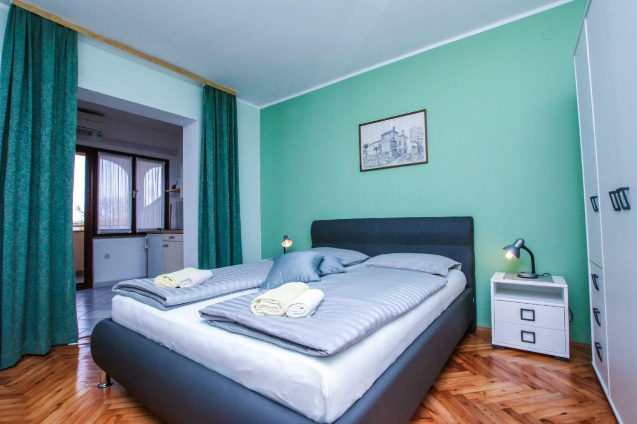 Apartments Ritosa Porec Bagian luar foto